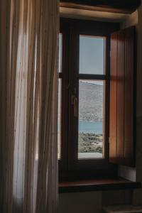 奥伊蒂龙Brazzo di Maina的水景客房的窗户