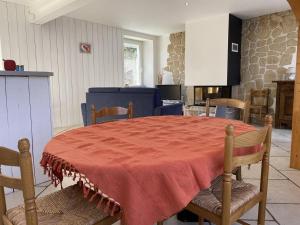 厄尔奇663 - Maison individuelle avec un extérieur, située en plein cœur du centre-ville d'Erquy的厨房配有一张桌子,上面有一条红毯