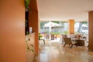 卡塔赫纳HOTEL OCEANIA的客厅配有沙发和桌椅