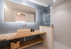 阿尔戈斯托利翁蓝色天堂一室公寓的一间带水槽和镜子的浴室