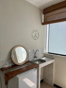 巴兰卡Chanos Apart-Hotel的浴室设有水槽和镜子,位于柜台上