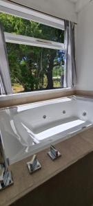 普埃洛湖Linaje Hotel Boutique & Relax的窗前的白色浴缸