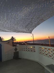 海尔盖莱Villa dar nina hergla的从大楼的阳台上可欣赏到日落美景