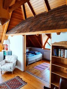 MonoszlóKiskúti Vendégház的一间设有一张床铺的卧室,位于一个拥有木制天花板的房间