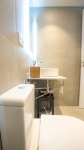 巴塞罗那Casa Pince的浴室配有白色卫生间和盥洗盆。