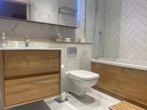 曼彻斯特Stunning Apartment in Manchester City Centre的浴室配有卫生间、盥洗盆和浴缸。