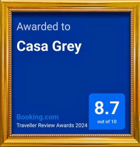 坎巴拉Casa Grey的一张画框,上面标有卡萨灰色的标牌