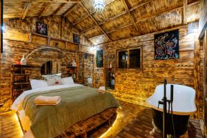 伊姆利尔Riad Atlas Bangalo的小木屋内的卧室配有一张床和浴缸