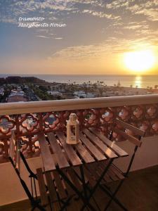滨海帕尔姆Margherita House Tenerife, Wonderful Ocean View的阳台顶部的长凳,享有日落美景