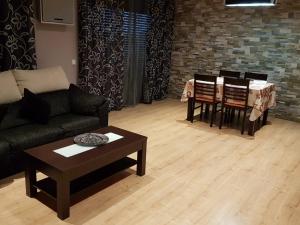克雷克塞利La Plana的客厅配有沙发和桌子