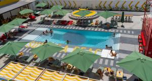 圣安东尼奥湾Ryans Lolas - Adults Only的享有带绿伞的游泳池的顶部景致