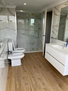 波尔图斯库洛酒店的浴室配有卫生间、盥洗盆和淋浴。