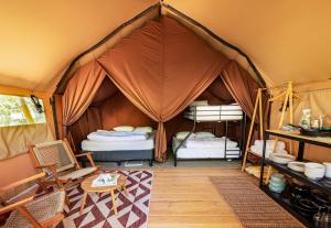 ValyermoHuttopia Paradise Springs的带2张双层床的帐篷客房