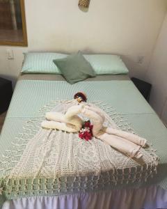 伊塔卡雷Village verde的躺在床上的女人