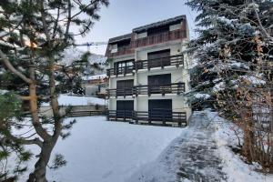 博格塔塞斯特雷Ski House Marmotta的前面有雪的建筑