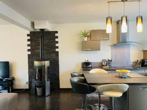 萨兰Maison chaleureuse centre Saran的厨房配有桌椅和炉灶。