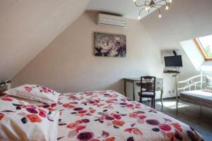 CurgyGîte Les Hirondelles的一间卧室配有一张带花卉床罩的床