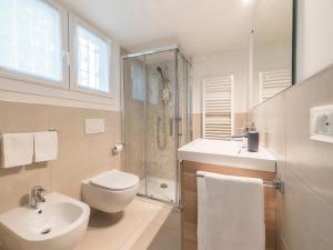 帕多瓦Sweet Studio IN GIARDINO的浴室配有卫生间水槽和淋浴。