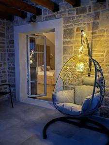 普利拉卡Castello Exclusive rooms with breakfast的卧室的房间里摆放着藤椅