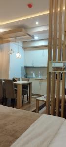 科帕奥尼克President Kop Apartman 106的厨房以及带桌椅的用餐室。