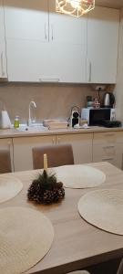 科帕奥尼克President Kop Apartman 106的厨房配有桌子,上面有树木