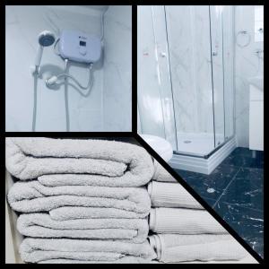 塔克纳Diaz Ponce de León的浴室两张照片,配有毛巾和淋浴