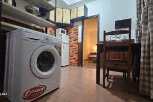 蒙得维的亚Apartamento Candombe的厨房配有洗衣机,设有桌子