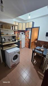 蒙得维的亚Apartamento Candombe的客房内的厨房配有洗衣机