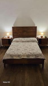 蒙得维的亚Apartamento Candombe的一间卧室配有一张带2个床头柜的大床