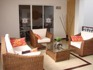 波帕扬Hotel San Jeronimo的客厅配有藤椅和茶几
