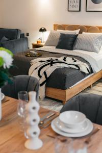 华沙ORSO Rooms & Apartments LoftAffair Collection的一间卧室配有一张床和一张桌子,设有用餐室
