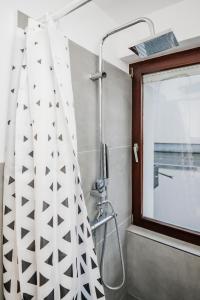 鲁尔河畔米尔海姆Kurzzeitglück 24h Self Check-In MH02的浴室设有窗帘和窗户