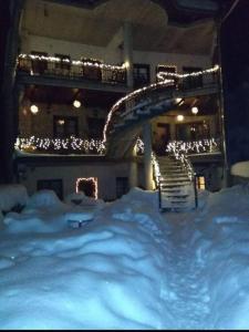 埃拉蒂特里卡隆ΛΑΓΟΥΜΙ suite Α3的一座有雪盖的建筑,前面有楼梯