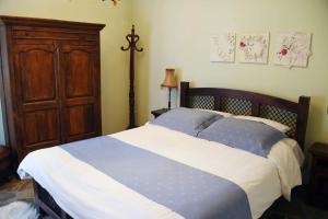 埃拉蒂特里卡隆ΛΑΓΟΥΜΙ suite Α3的一间卧室配有一张大床和一个木制橱柜