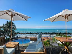 通苏帕Departamentos frente al mar Resort Playa Azul的从酒店带遮阳伞的庭院欣赏到海滩美景