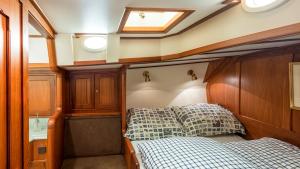 WoudsendSail Events Friesland的一间小卧室,船上配有一张床