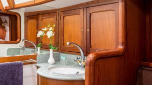 WoudsendSail Events Friesland的一间带水槽和镜子的浴室