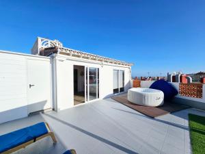 特尔德St George's Apartments - Gran Canaria的屋顶上带桌椅的屋顶露台
