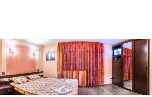 布拉索夫Tampa Holiday Vila的酒店客房,配有床和镜子