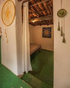 韦尔卡鲍Casinha privativa sem suíte.的一间设有床铺的客房,铺有绿色地板