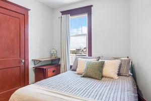 蒙克顿Beautiful Victorian Home Located Downtown Moncton的一间卧室配有一张带窗户的床