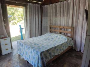 HigueyLa Loma Camping的一间卧室配有一张带蓝色棉被的床和窗户。