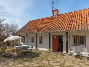 海斯勒Holiday Home Asgot - 15m from the sea in Bornholm by Interhome的房屋配有桌椅和遮阳伞