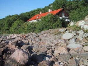 海斯勒Holiday Home Asgot - 15m from the sea in Bornholm by Interhome的房屋前方一大堆岩石