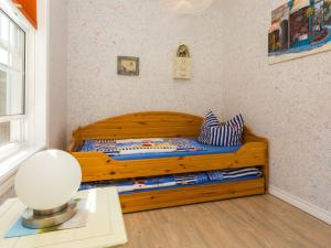 奥斯特西巴德钦诺维茨Apartment Leuchtturm by Interhome的一间卧室,卧室内配有一张木床