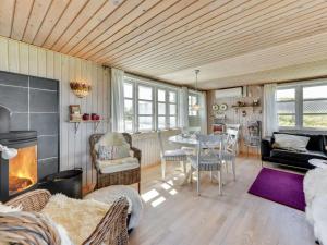 比耶勒高Holiday Home Heilo - from the sea in Western Jutland by Interhome的客厅设有壁炉、桌子和椅子