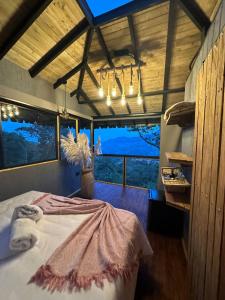 科科尔纳Ecohotel Tierra de Agua的一间卧室设有一张床和一个大窗户