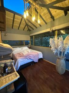 科科尔纳Ecohotel Tierra de Agua的一间卧室,配有一张床和一个花瓶