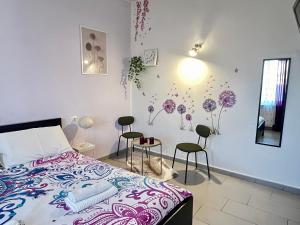 瓦尔蒙托内赛尔西旅馆的一间卧室配有一张床、两把椅子和一张桌子