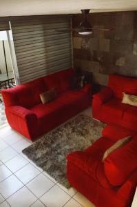 瓜达拉哈拉Preciosa y Cómoda Casa en Coto Tlaquepaque Centro.的客厅里一张红色的沙发